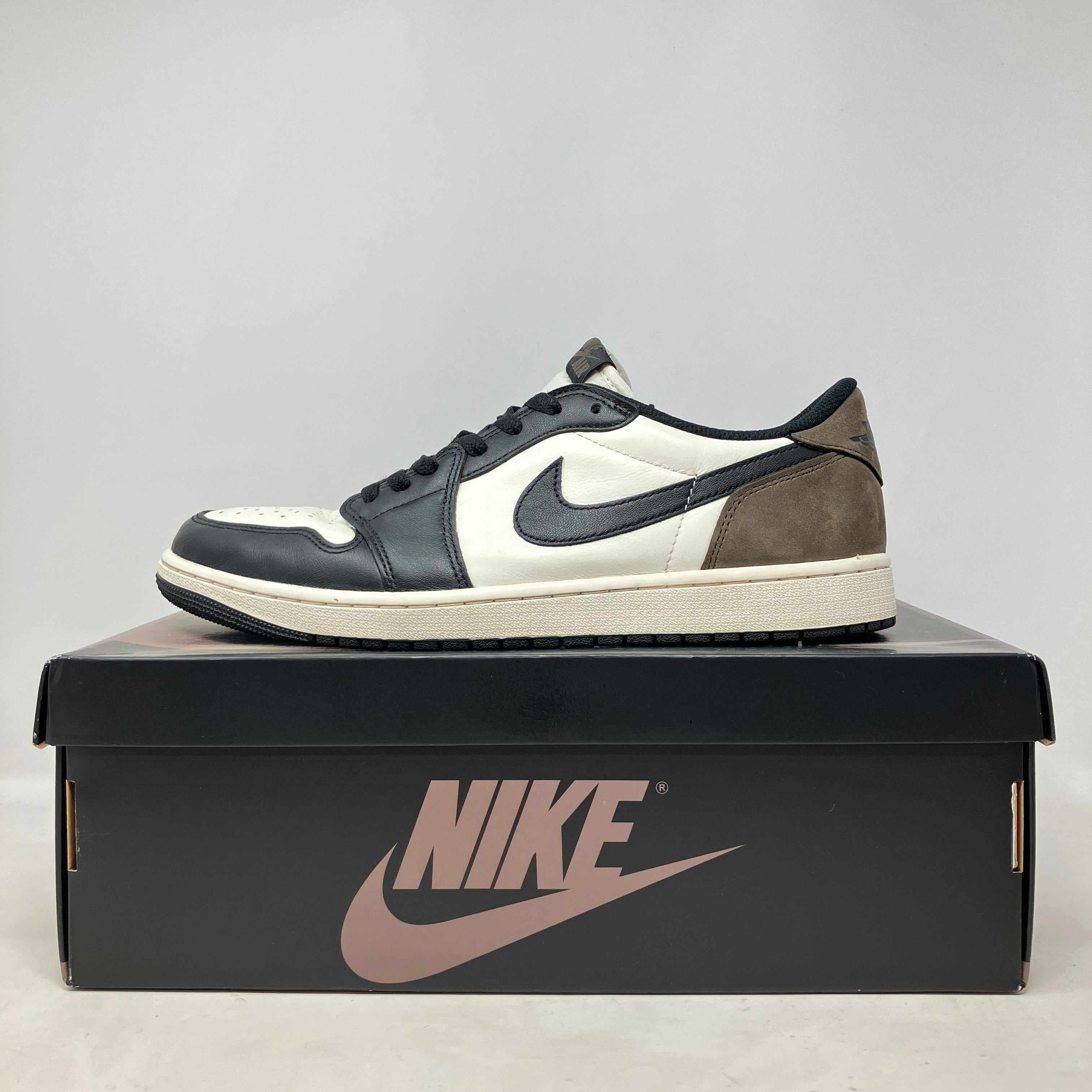 Pre owned Jordan 1 Retro Low OG Mocha sneaker on Nike shoebox with all accessories included
