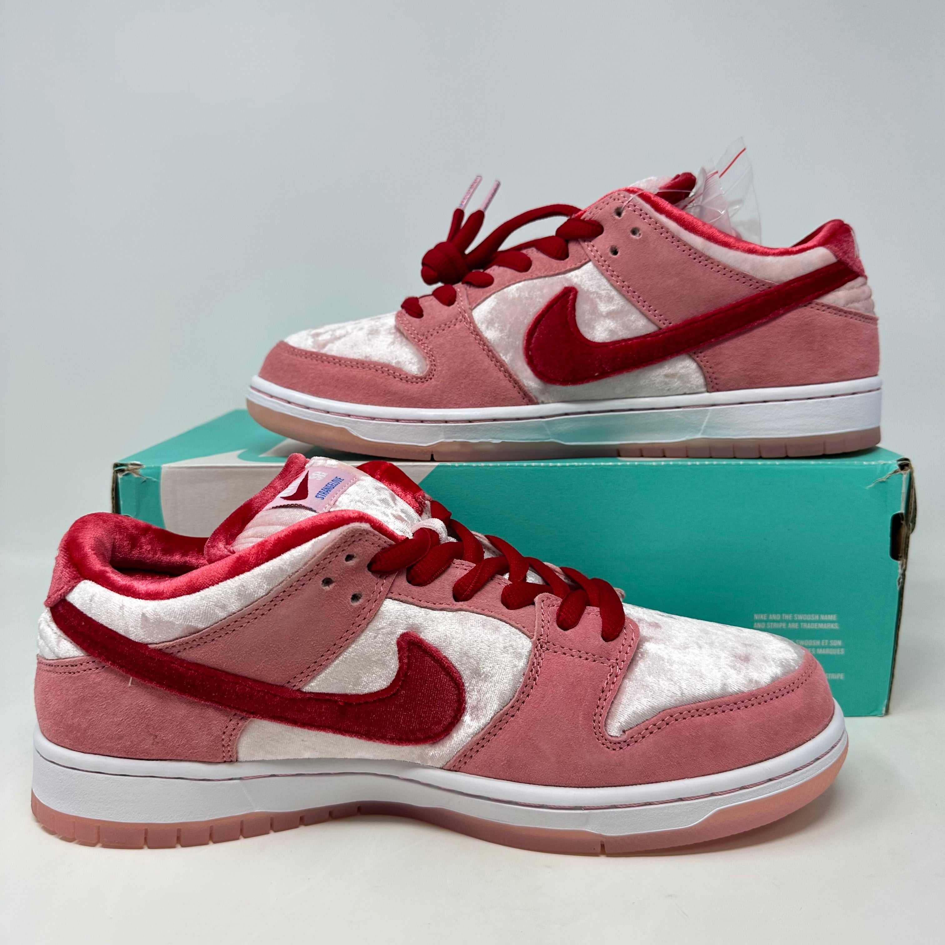 Nike SB Dunk Low StrangeLove Skateboards (Regular Box)