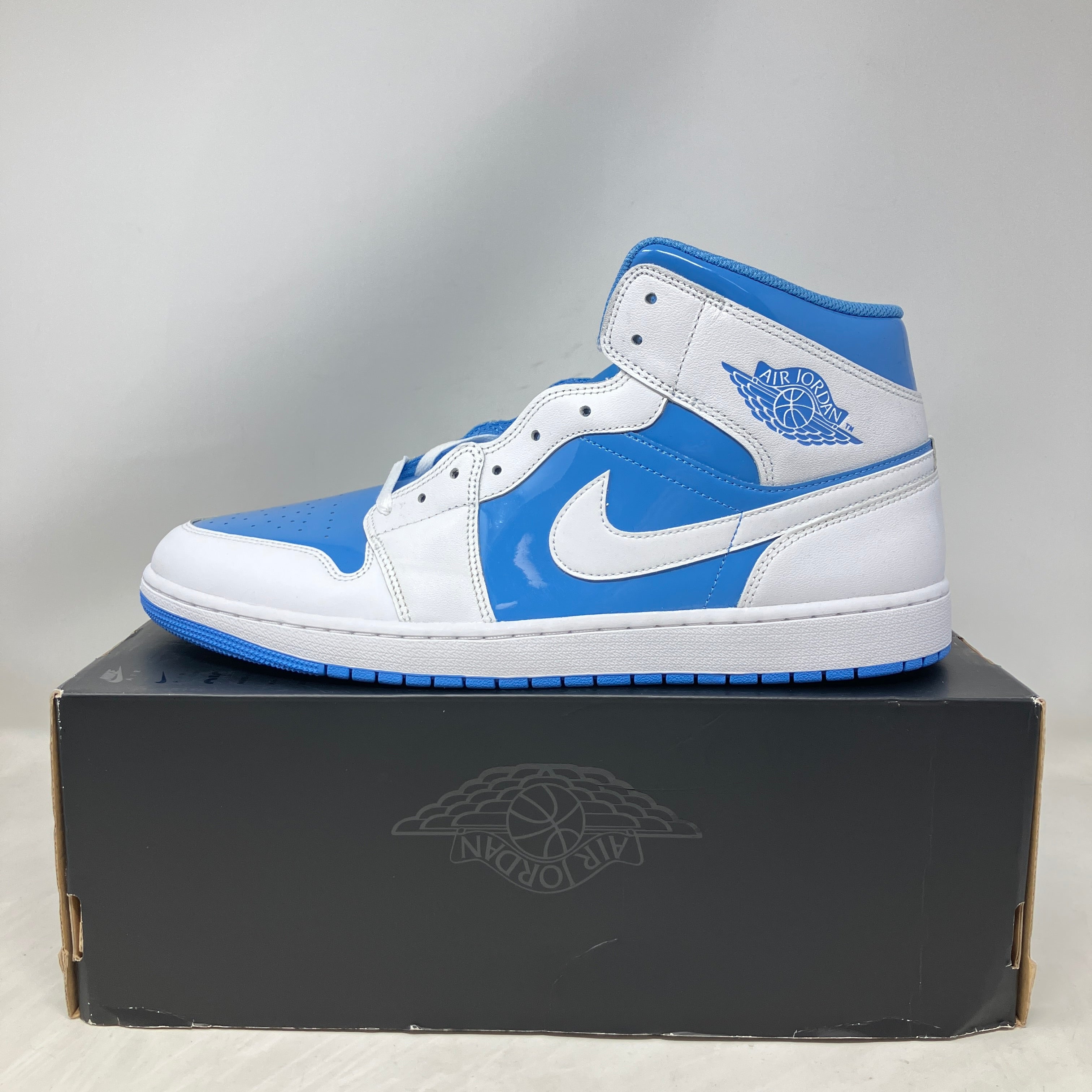 Jordan 1 Mid Legend Blue