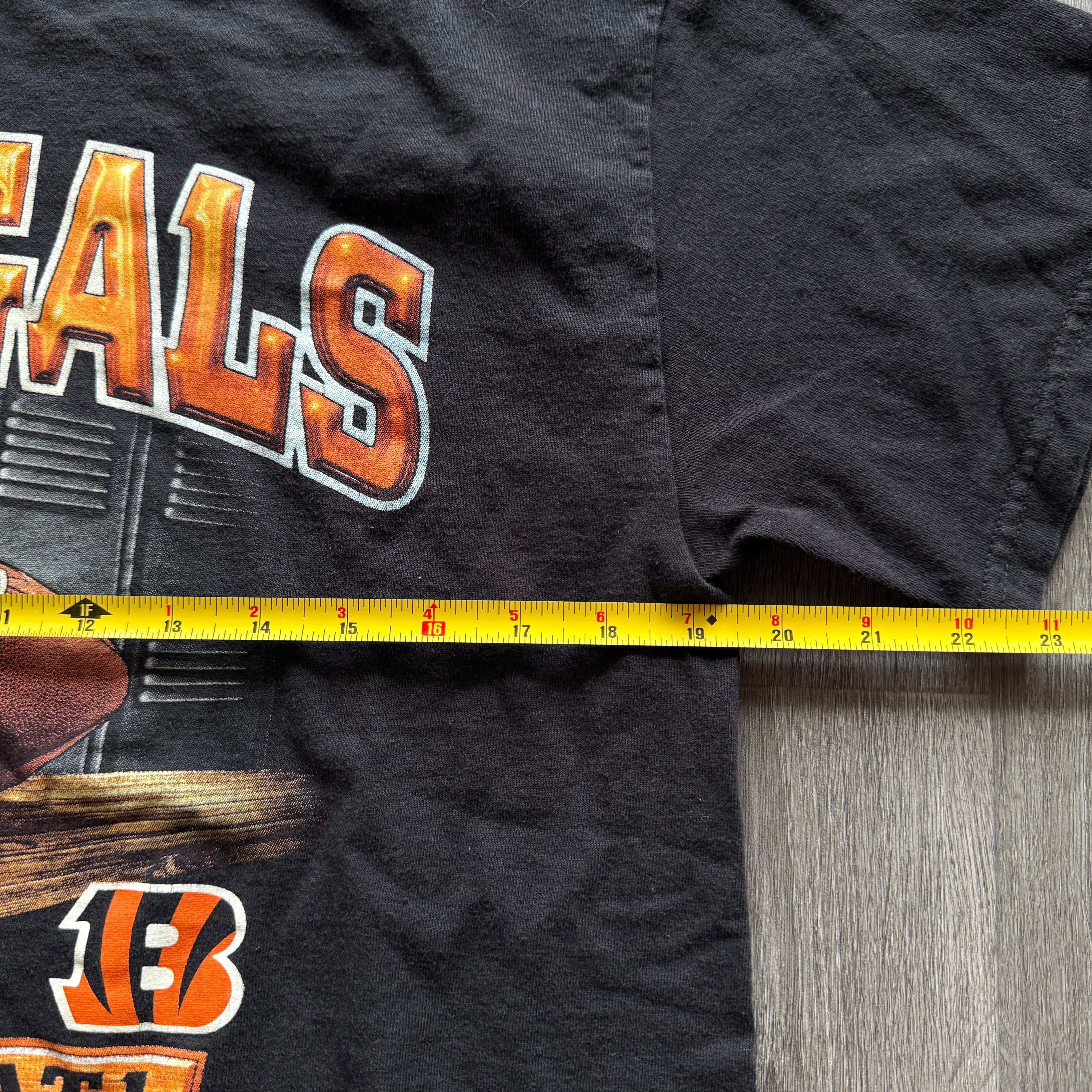 Vintage NFL Bengals Helmet tee, pre-owned.