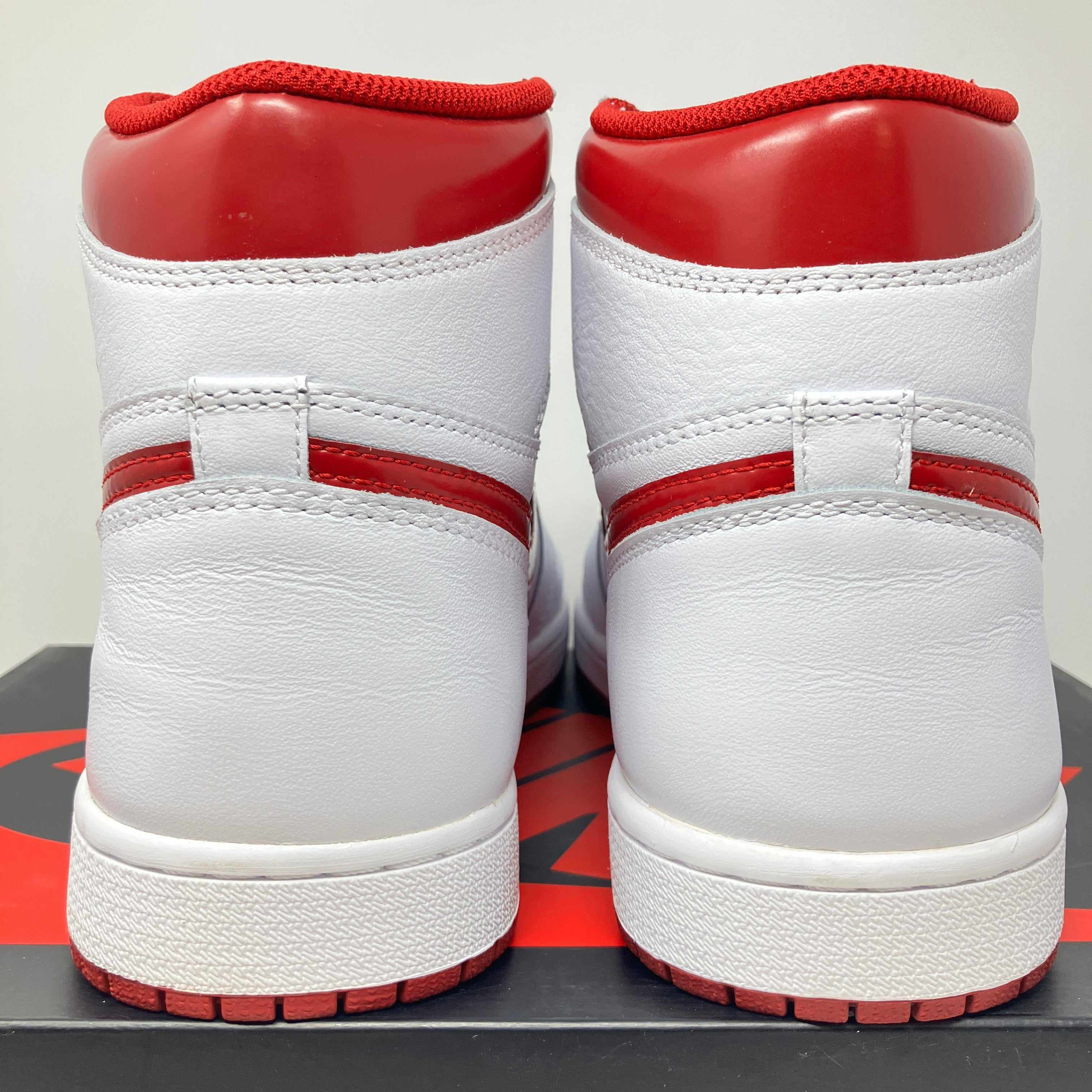 Jordan 1 Retro Metallic Red 2017, pre-owned sneakers with accessories included.