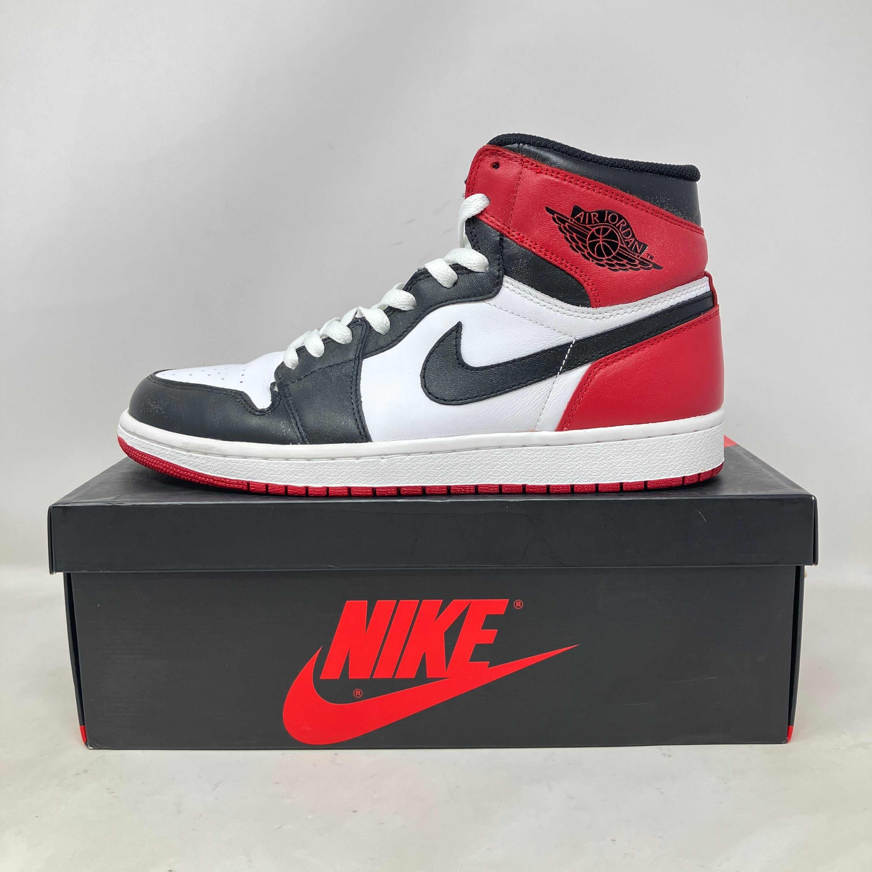 Jordan 1 Retro Black Toe 2013 sneaker on Nike box pre-owned with accessories included