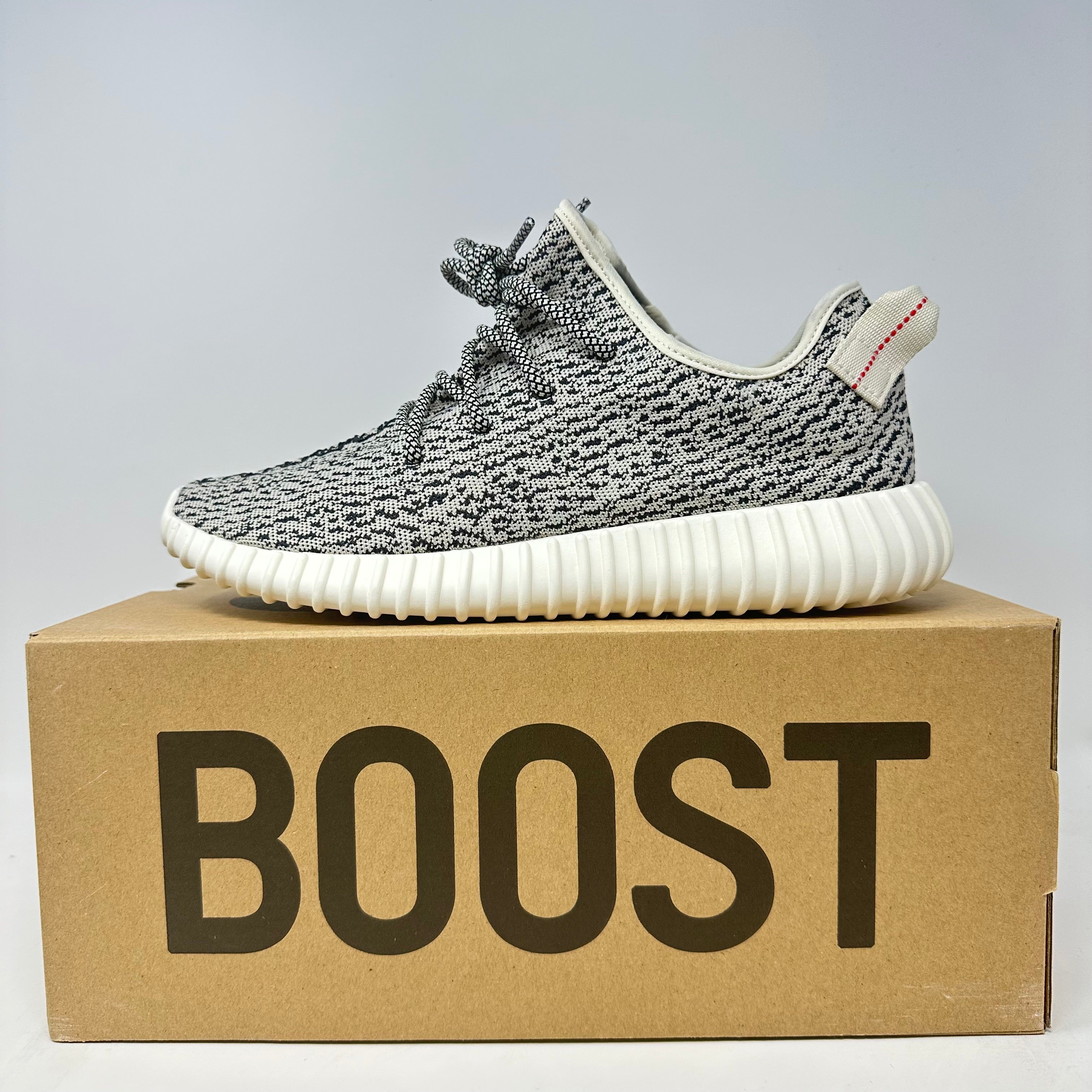 adidas Yeezy Boost 350 Turtledove 2022 sneakers, brand new with accessories, displayed on Boost box.