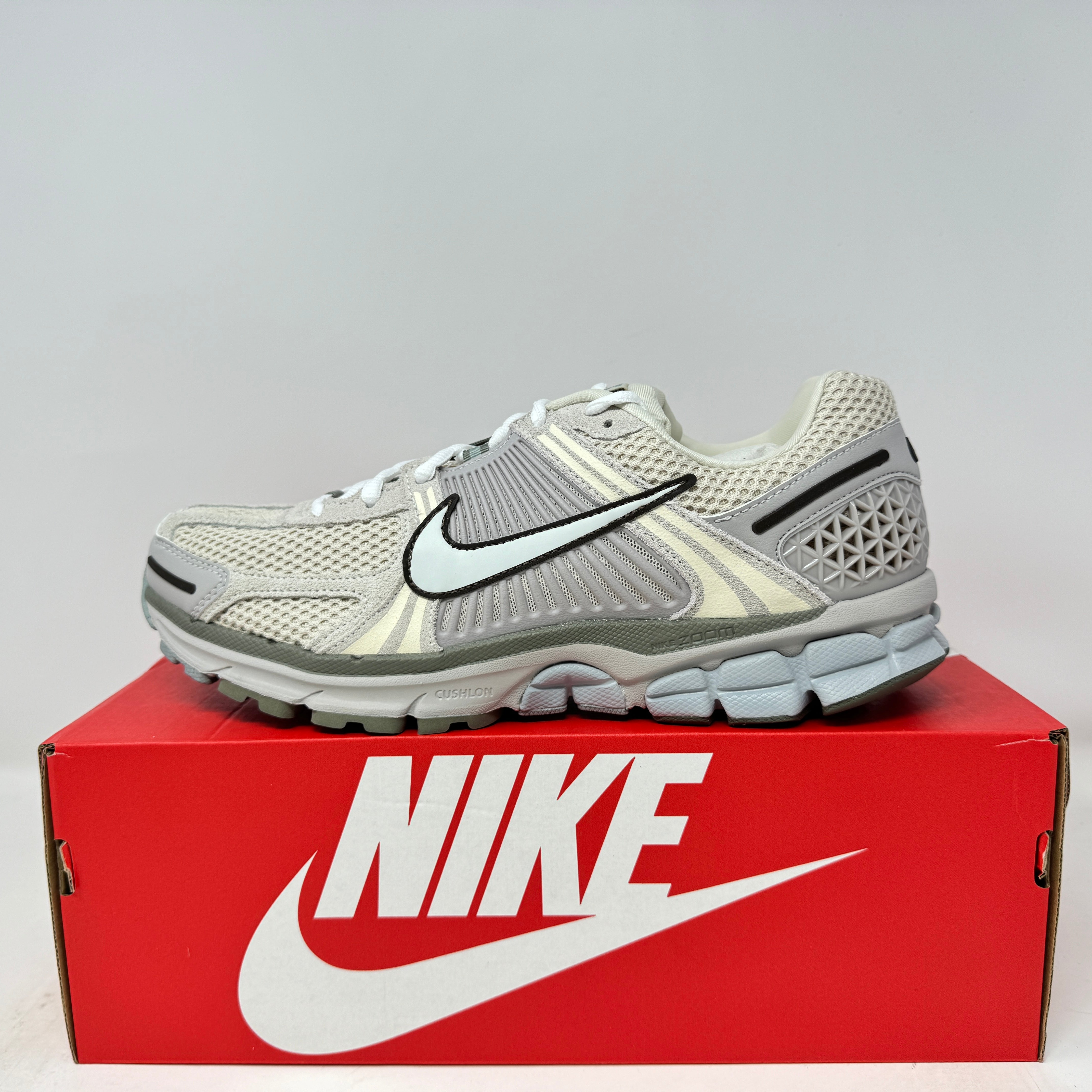 Nike Zoom Vomero 5 SE Light Orewood Brown sneaker on red Nike box.