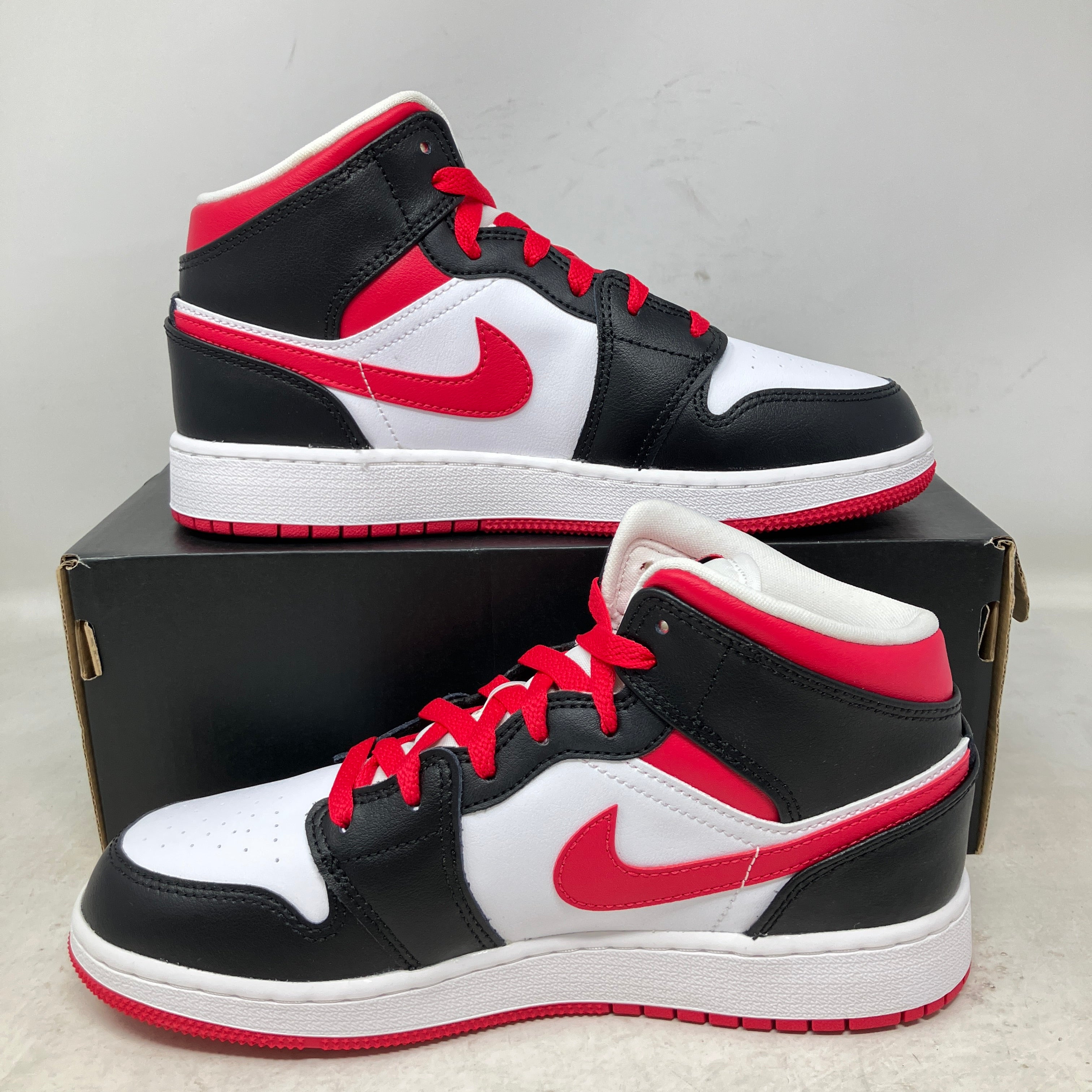 Jordan 1 Mid Very Berry (GS)