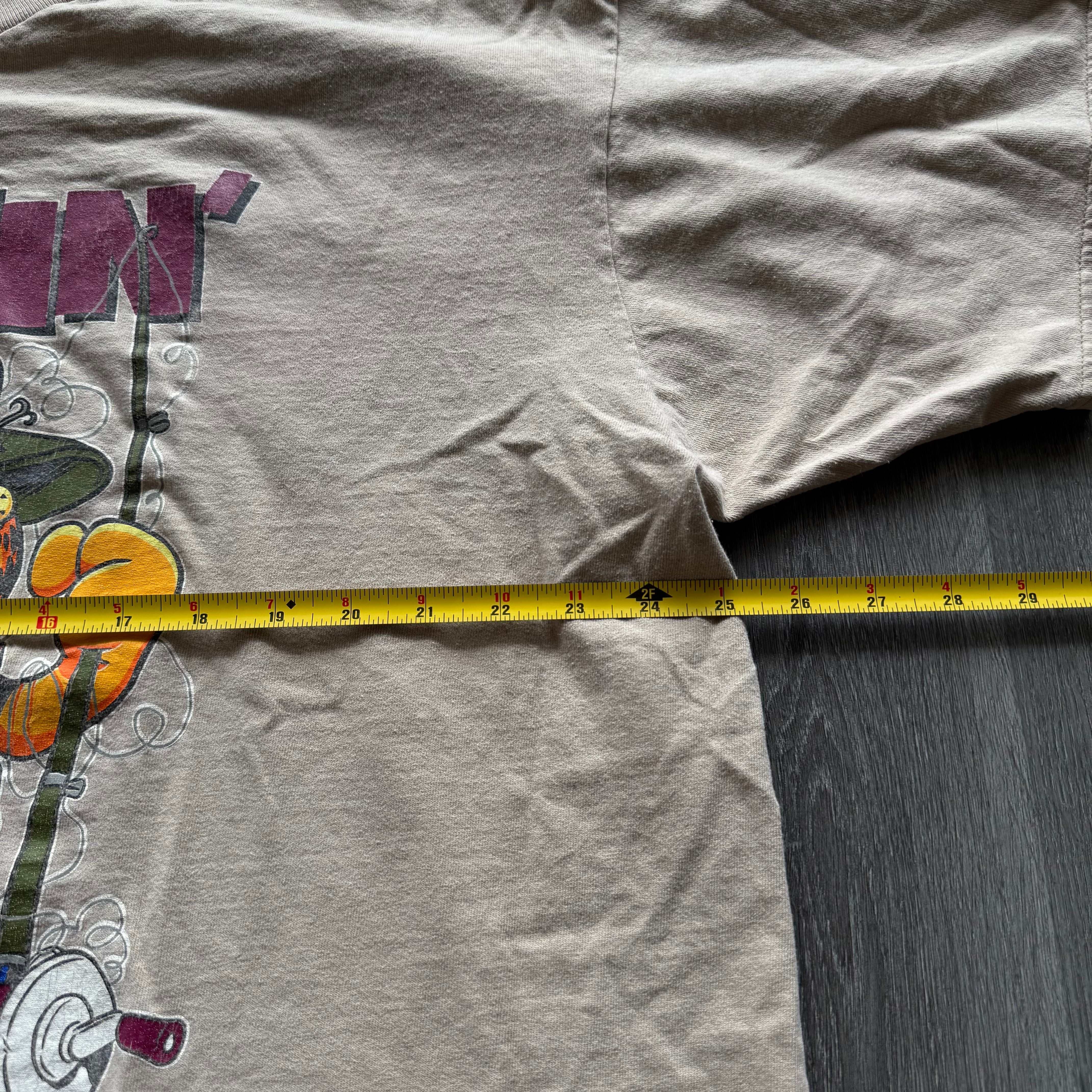 Vintage Garfield Wishin I Was Fishin tee, pre-owned with Garfield fishing graphic, measuring tape for size reference.