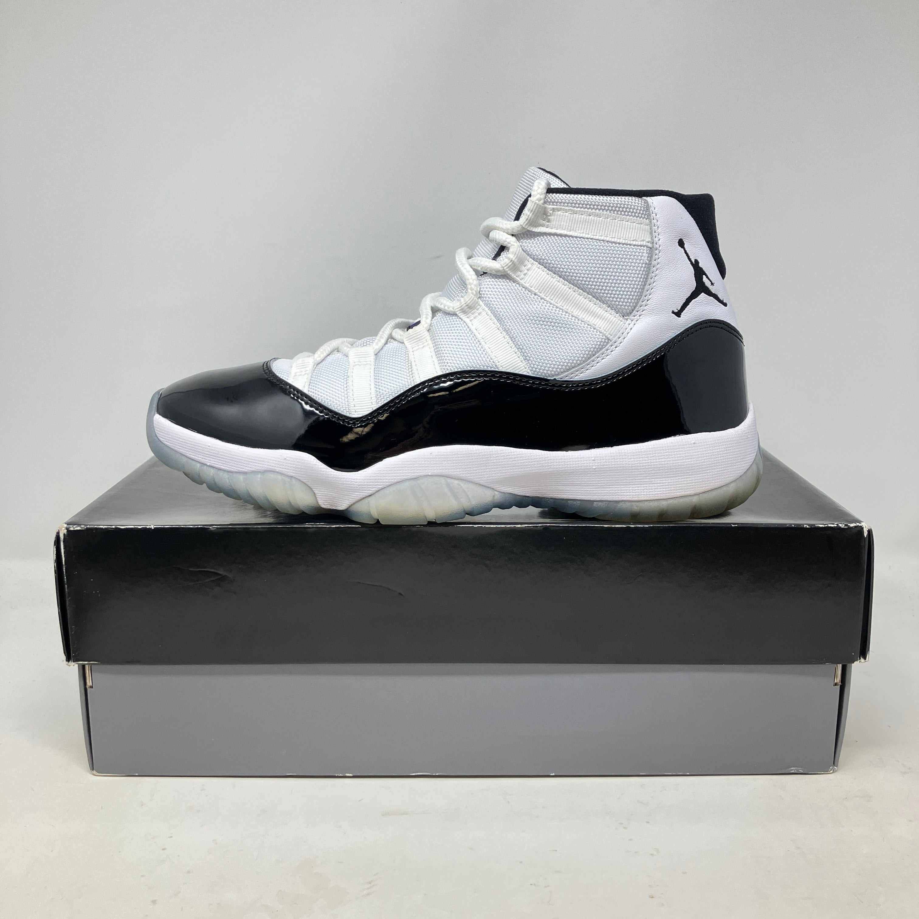 Pre owned Jordan 11 Retro Concord 2018 sneaker with black patent leather and white mesh upper on box