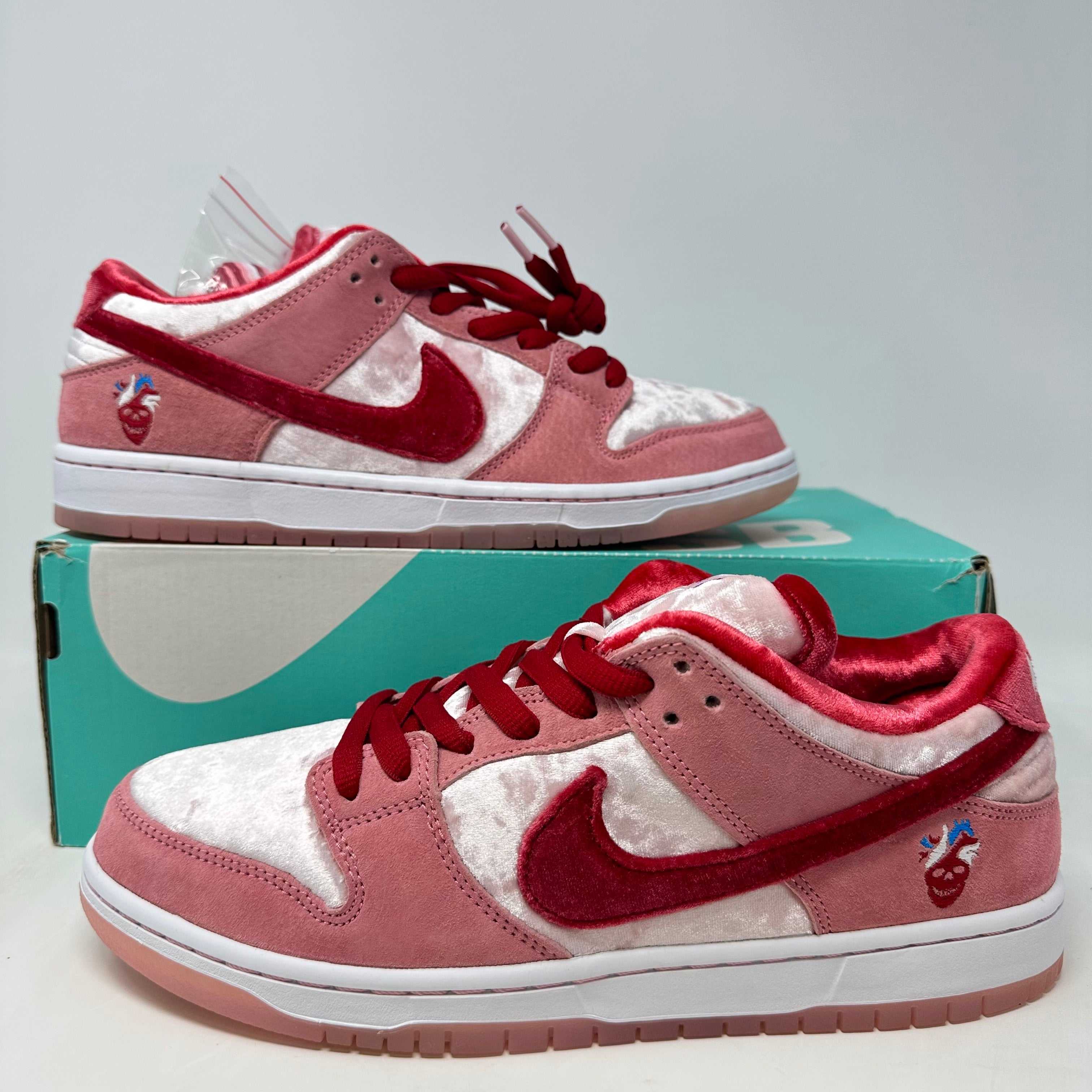 Nike SB Dunk Low StrangeLove Skateboards (Regular Box)
