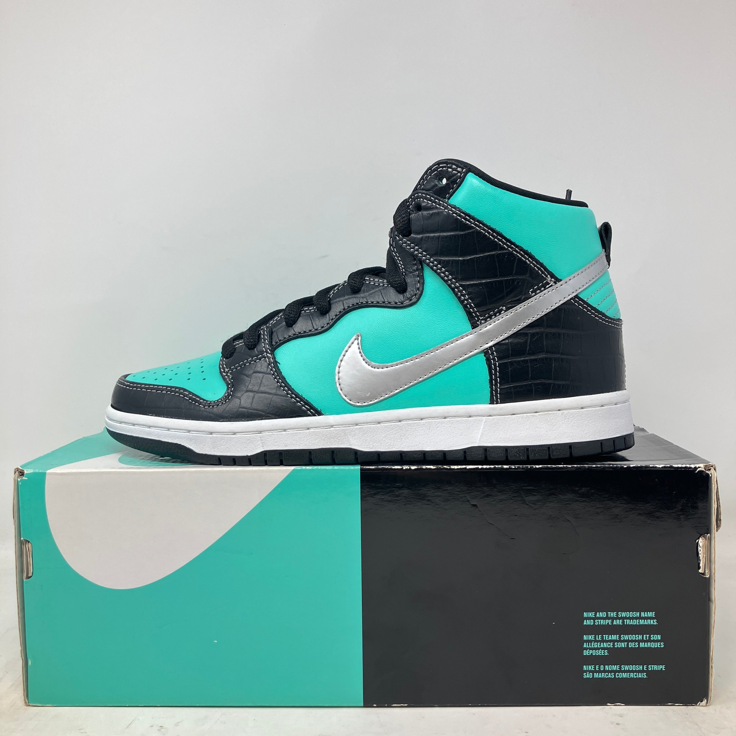 Brand new Nike SB Dunk High Diamond Supply Co. on box, all accessories included.